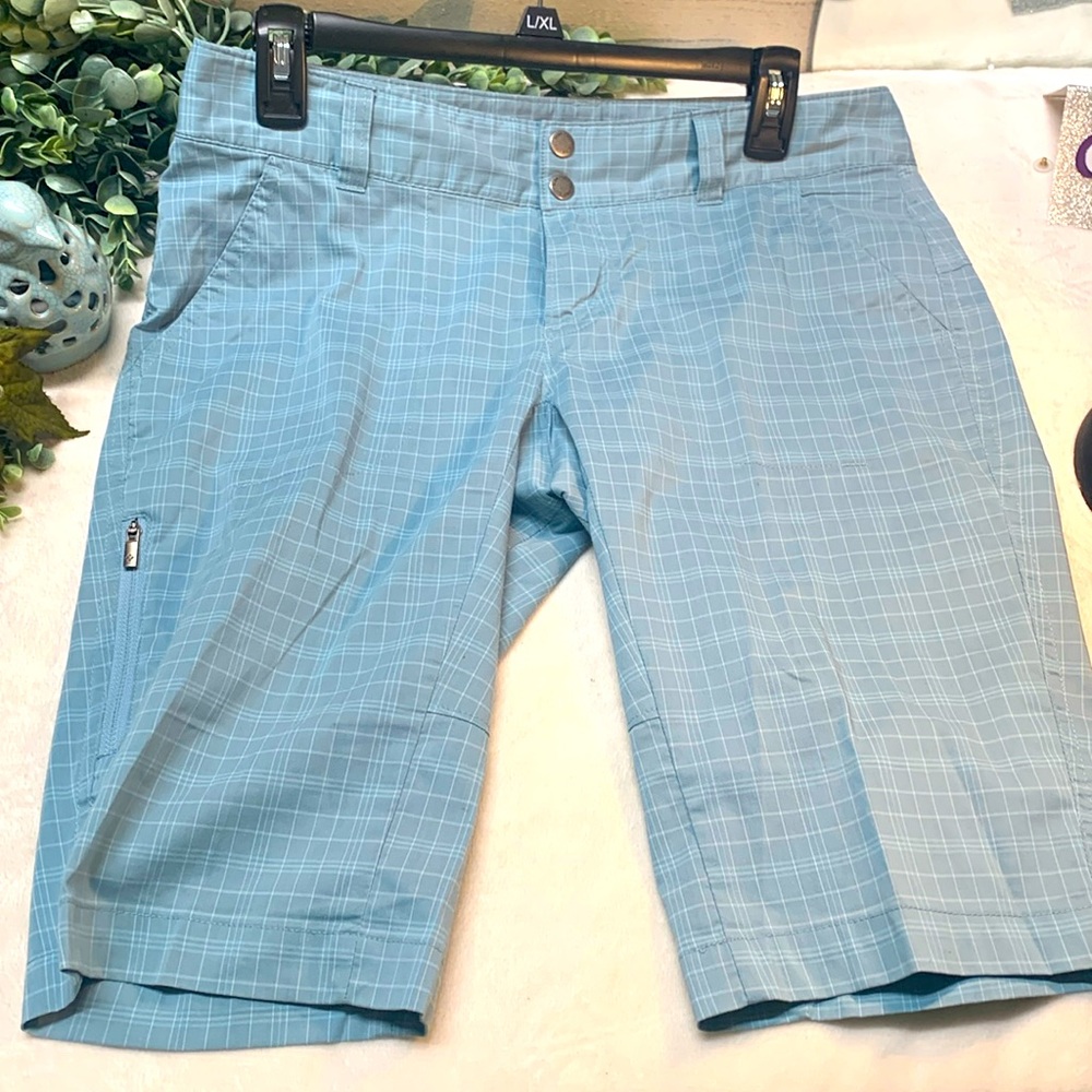 Women’s Columbia Omni wick golf Bermuda shorts light blue plaid 5 pocket size 6